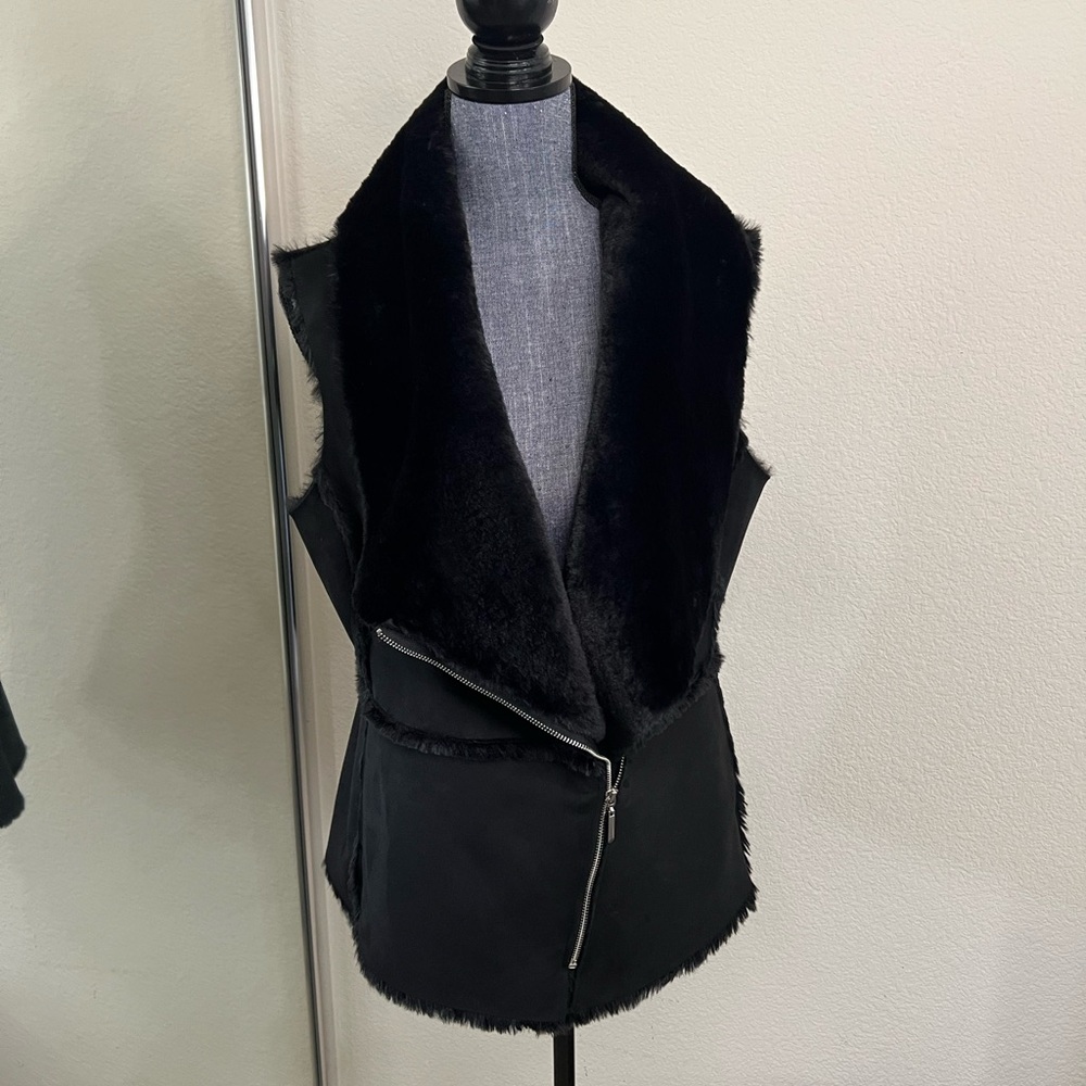 🎉🎉HOST PICK🎉🎉 WHBM Women's Black Faux Fur Vest - Picture 4 of 8